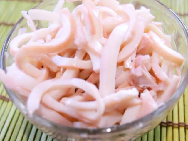 Рецепт: салат с кальмарами и сыром