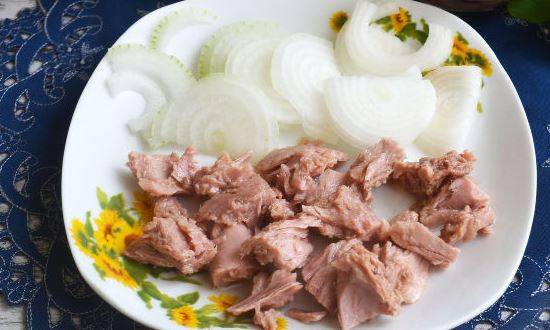 Салаты с консервированной фасолью и сухариками, вкусные, необычные, но простые