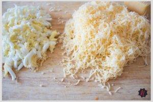 Салат сыр с чесноком и яйцом
