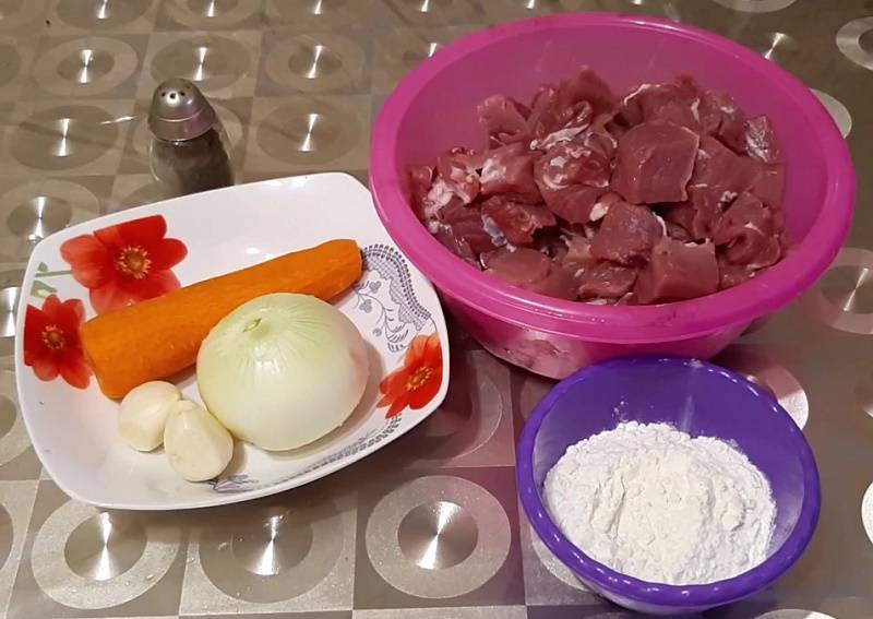 Подливка из свинины: с луком, томатом, сметаной, мукой, бефстроганов