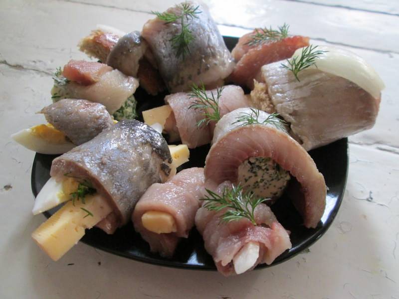 Закуска из лаваша: рулетики с сельдью и картофелем