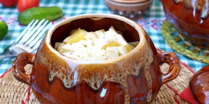 Три запечённых блюда в горшочках: картофель с рисом, с овощами и вкусная тушеная картошка