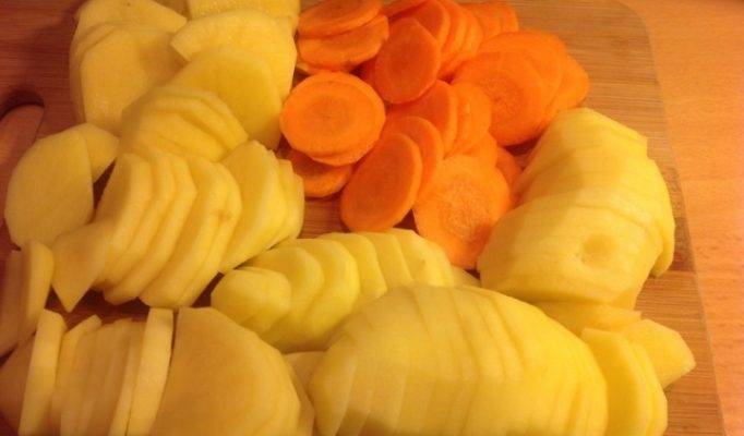 Три запечённых блюда в горшочках: картофель с рисом, с овощами и вкусная тушеная картошка