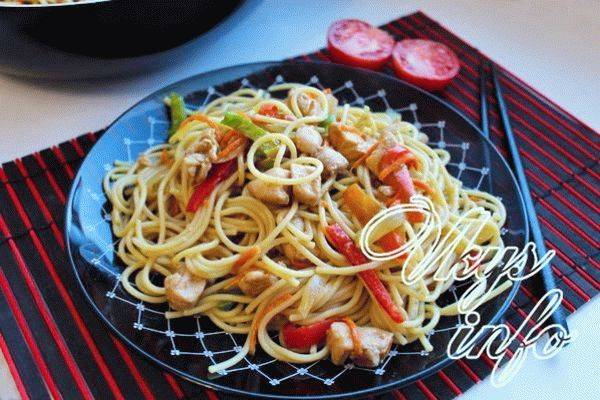 Лапша удон с курицей и овощами в соусе терияки