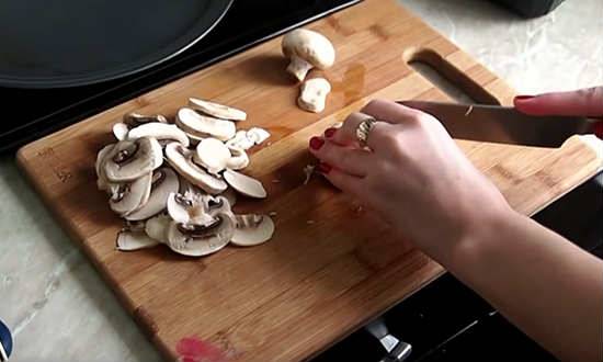 Пицца с колбасой и сыром