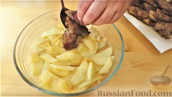 Куриная печень жареная с луком на сковороде