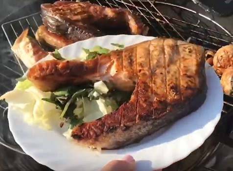 Шашлык из красной рыбы: как готовить стейки на мангале