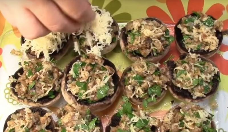 Фаршированные шампиньоны в духовке с сыром и ветчиной