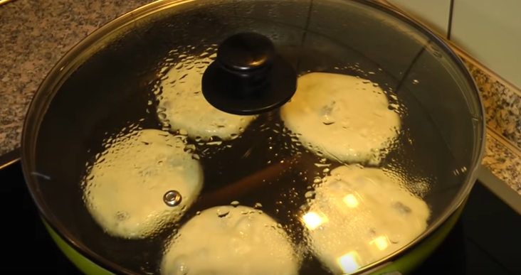 Дрожжевые оладьи на молоке с изюмом