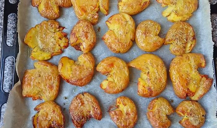 Картошка с овощами в духовке: в фольге, рукаве, горшочках