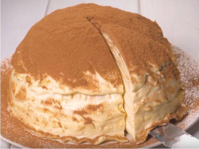 Блинный торт со сметанным кремом и бананами