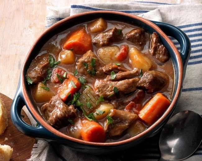 Три запечённых блюда в горшочках: картофель с рисом, с овощами и вкусная тушеная картошка