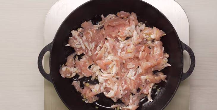 Лапша удон с курицей и овощами в соусе терияки