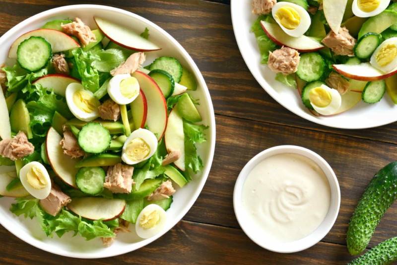 20 вкусных салатов с тунцом, которые удивят ваших гостей