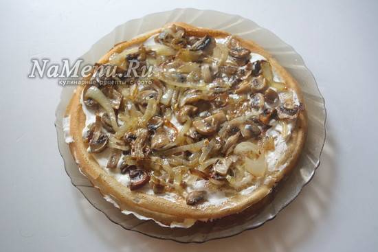 Блинный торт со сметанным кремом и бананами