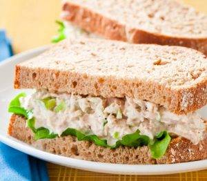 Салат с консервированным тунцом. 9 очень вкусных рецептов с фото