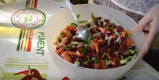Салаты с консервированной фасолью и сухариками, вкусные, необычные, но простые