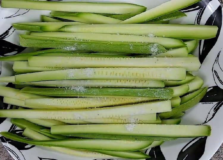 Салаты из свежих кабачков: простые и вкусные рецепты с сырыми кабачками