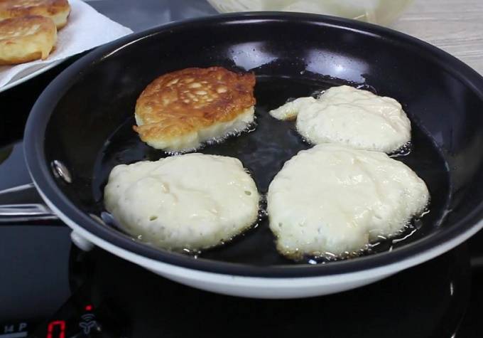 Пышные и легкие оладьи на молоке и дрожжах