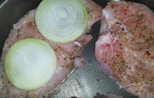 Мясо по-французски из филе куриной грудки: 3 рецепта на выбор