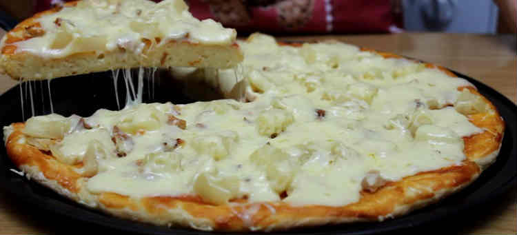 Пицца с ананасами