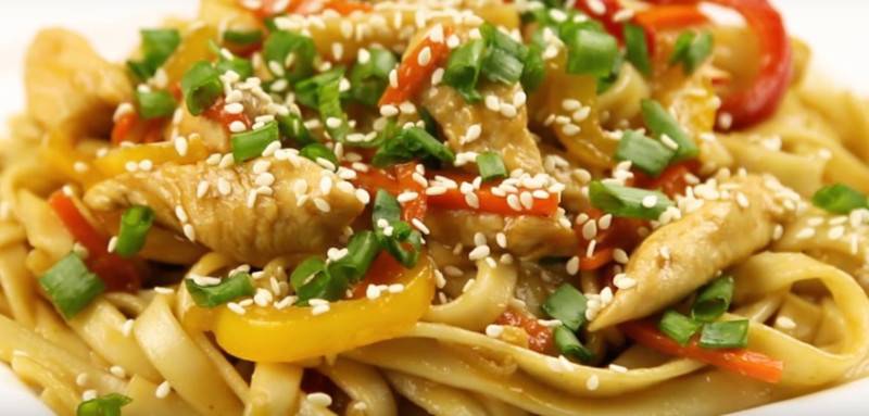 Лапша удон с курицей и овощами в соусе терияки