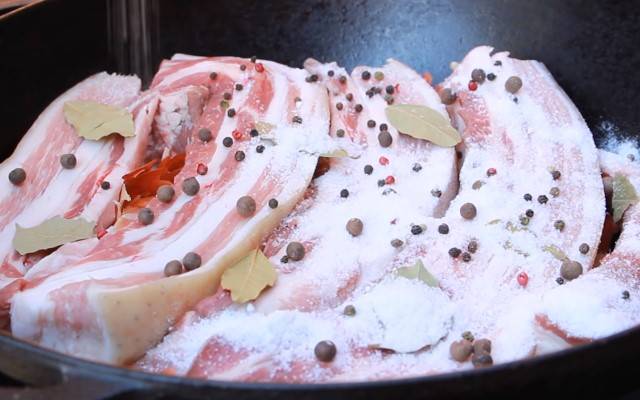 Сало вареное в луковой шелухе