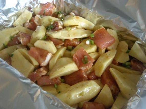 Картошка с овощами в духовке: в фольге, рукаве, горшочках
