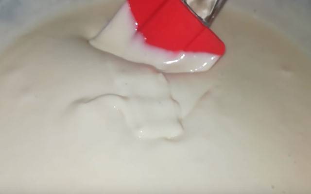 Пышные и легкие оладьи на молоке и дрожжах