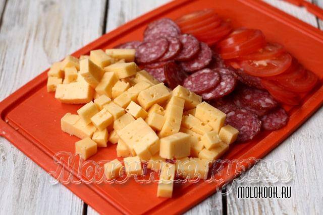 Пицца с колбасой и сыром