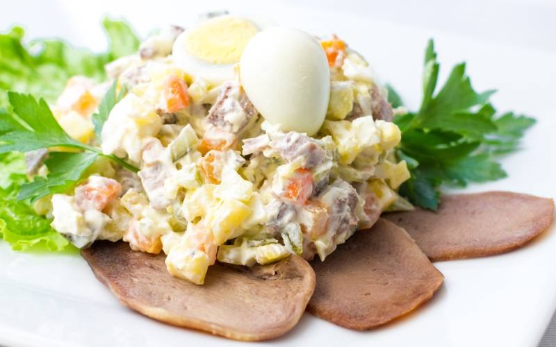Лучшие салаты с языком: топ 25 самых вкусных и простых салатов со свиным и говяжьим языком с пошаговыми фото и видео рецептами