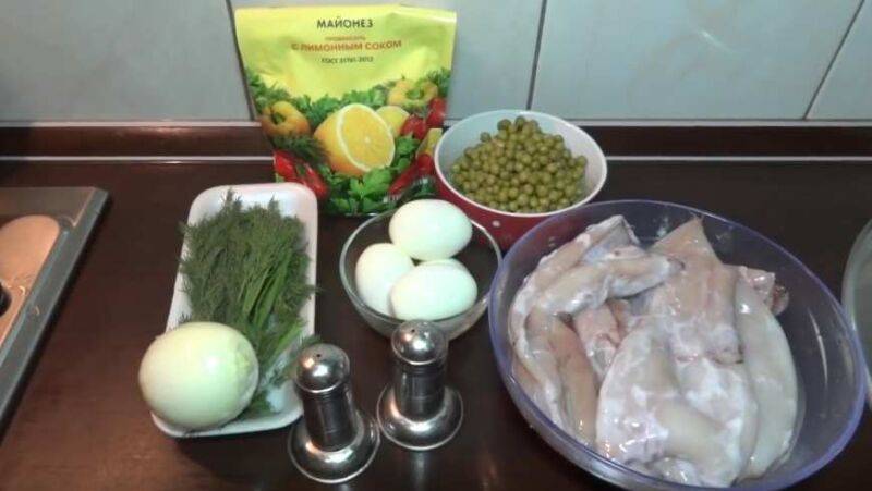 Рецепт: салат с кальмарами и сыром