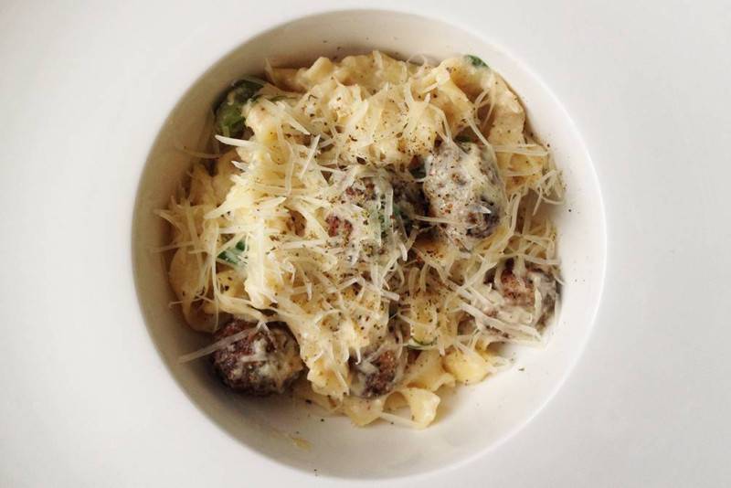 Макароны с сыром фета и овощами
