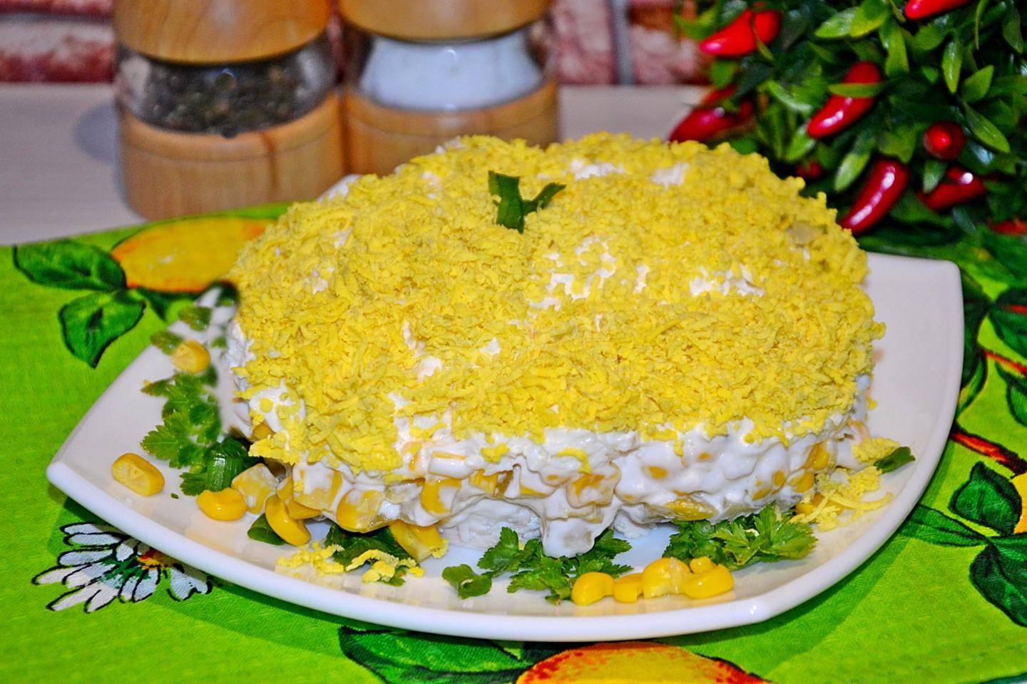 Салат с курицей и ананасом