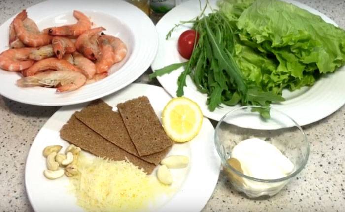 Классический салат цезарь с креветками